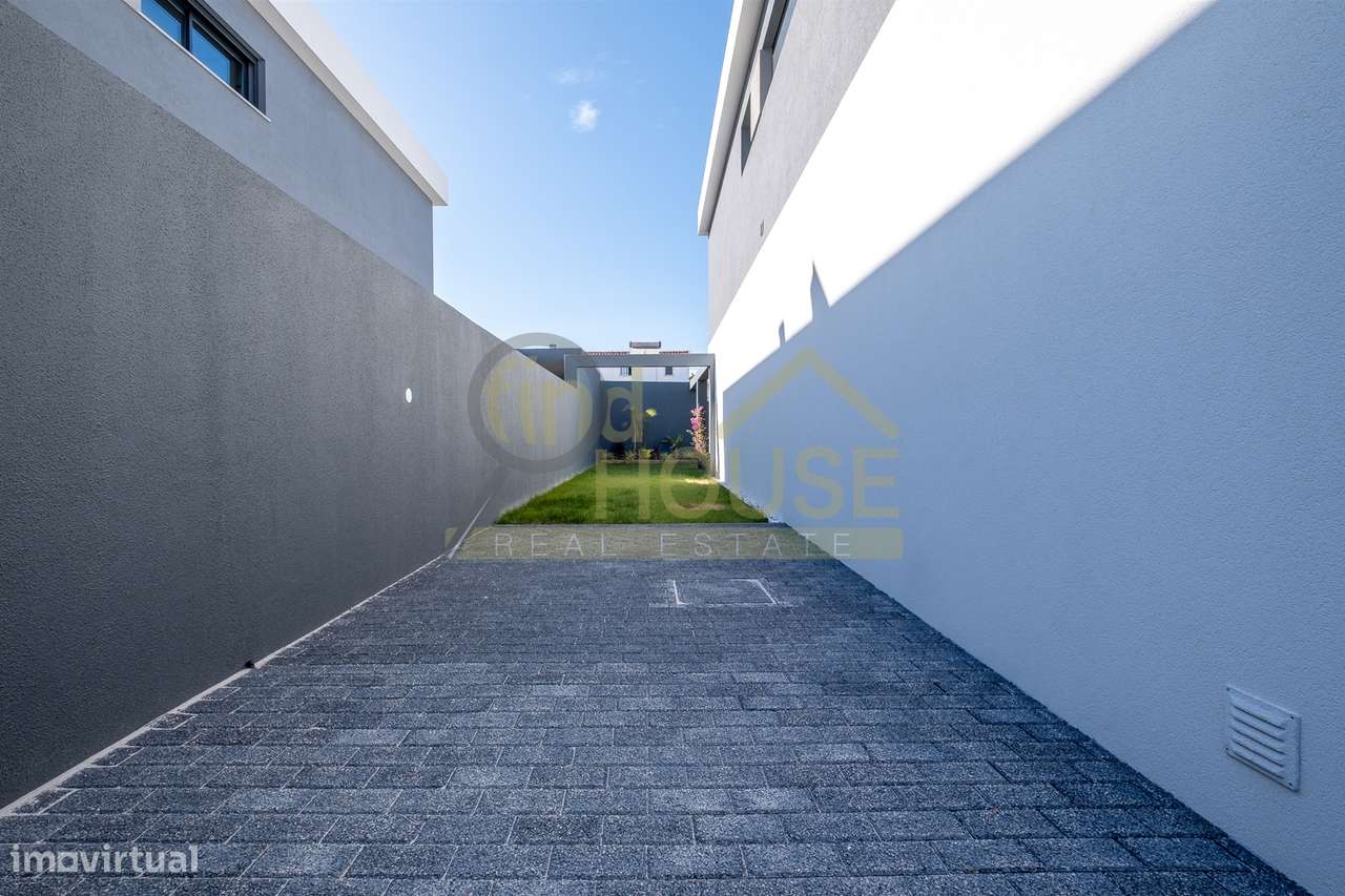 Moradia geminada T3 em Bicesse-26