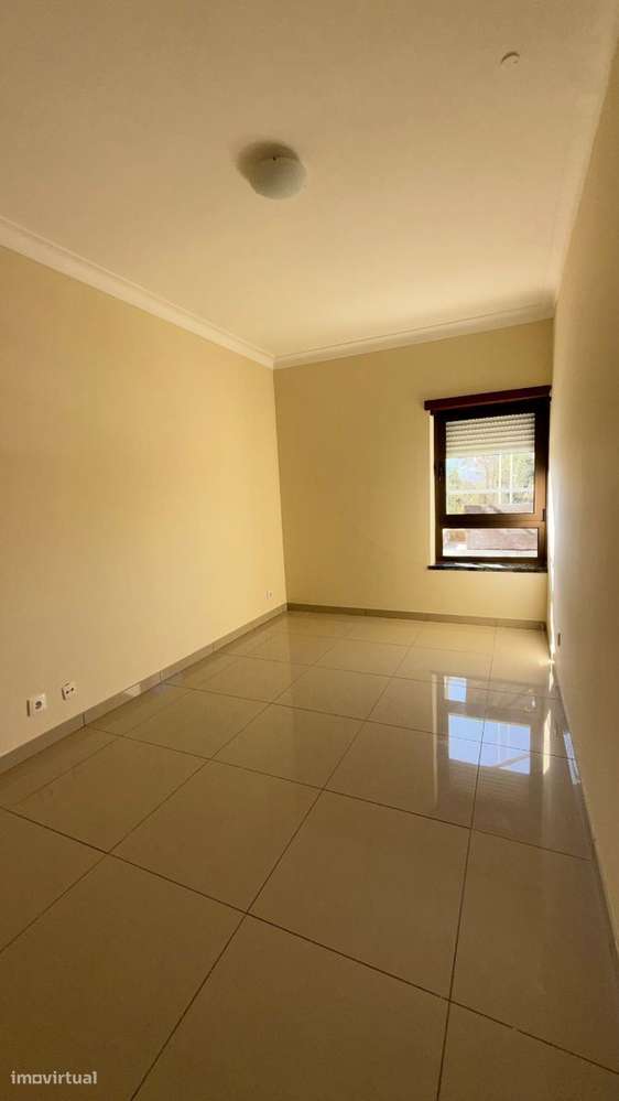 Apartamento T2 com 2 casas de banho e varanda. Junto a hipermercado...-12