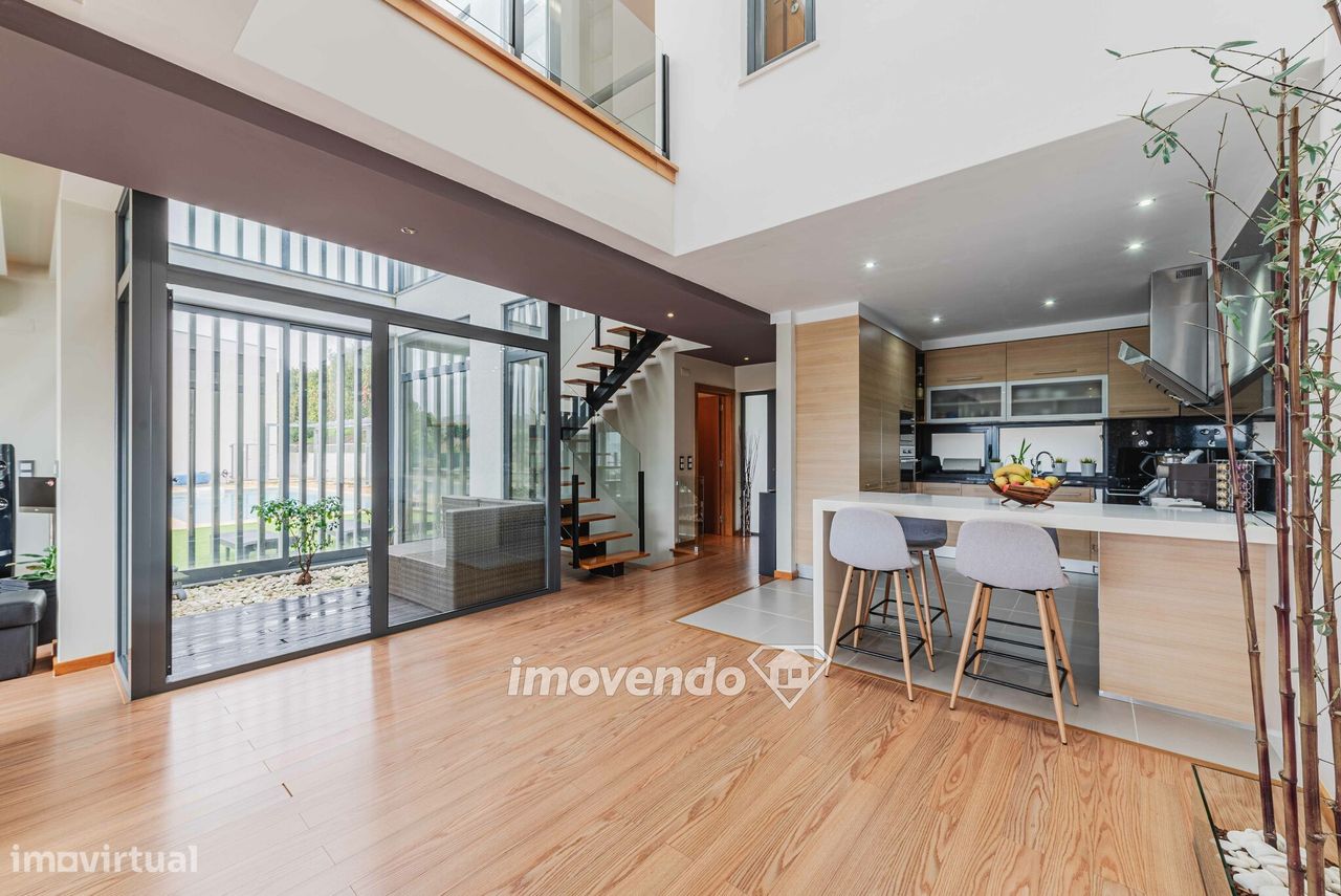 Moradia T3+1 exclusiva com garagem em Condomínio c/ piscina, em Loures