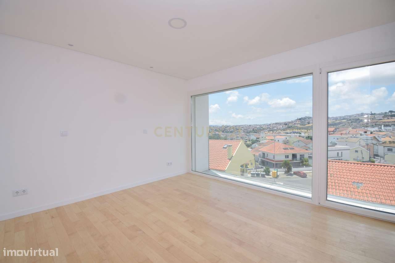 Moradia T4 de Arquitetura Moderna e Sustentável em Famões - Casal do R-25