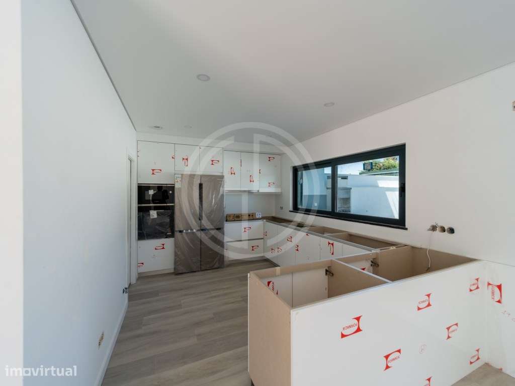 Moradia V3+1 com piscina privada em Gambelas-25