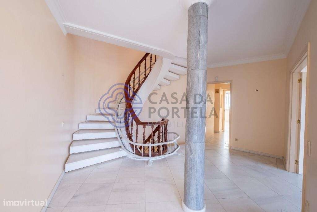 Belíssima moradia dos anos 60, à Universidade Católica. - Grande imagem: 4/49