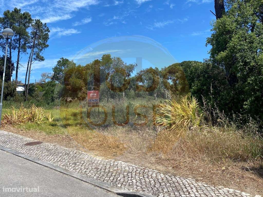 Lote de Terreno para construção de Moradia T4-4