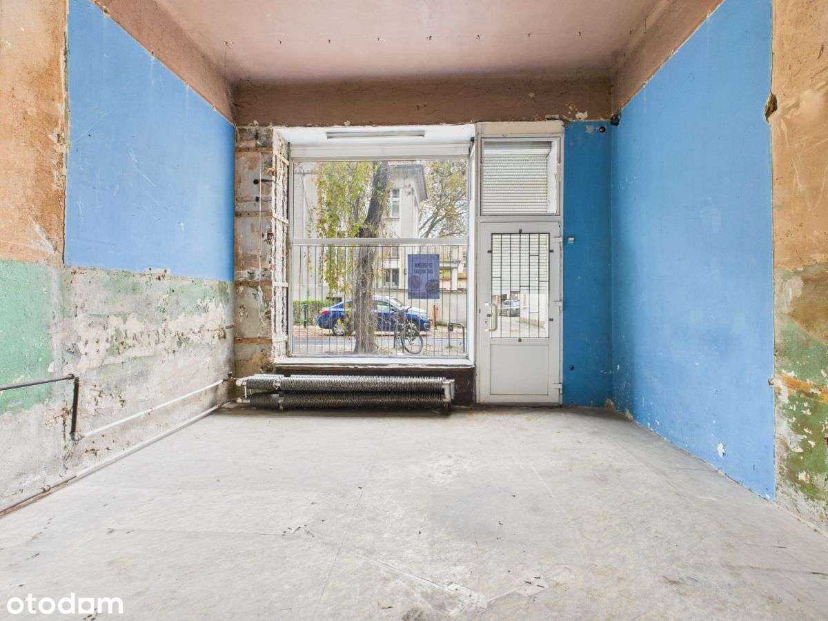 Lokal z dużą witryną do remontu-0