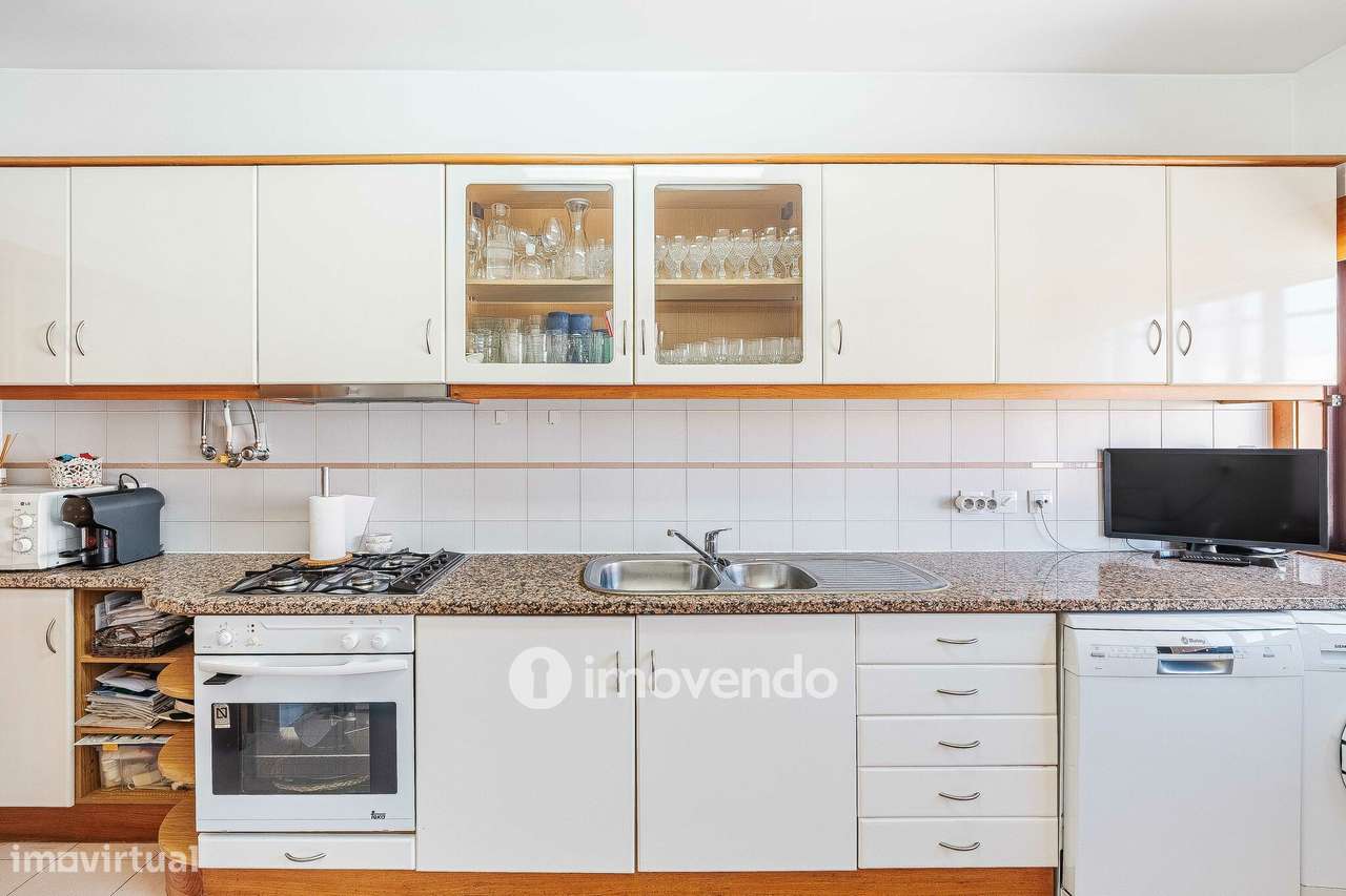 Apartamento T3, com garagem e arrecadação, na Ramada-8
