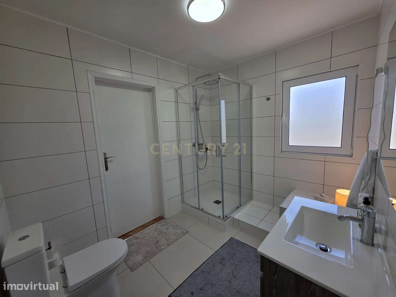 Moradia T5 Totalmente Equipada e Renovada com Vista Deslumbrante – Lom-19