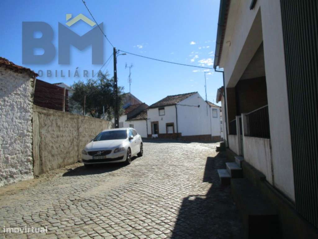 Moradia T2 antiga para recuperar. | Rosmaninhal do Campo - Grande imagem: 4/12