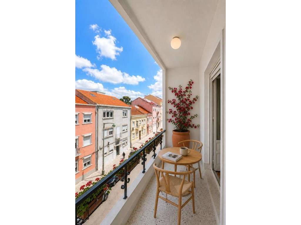 Apartamento T2 Totalmente Renovado com Varandas-12
