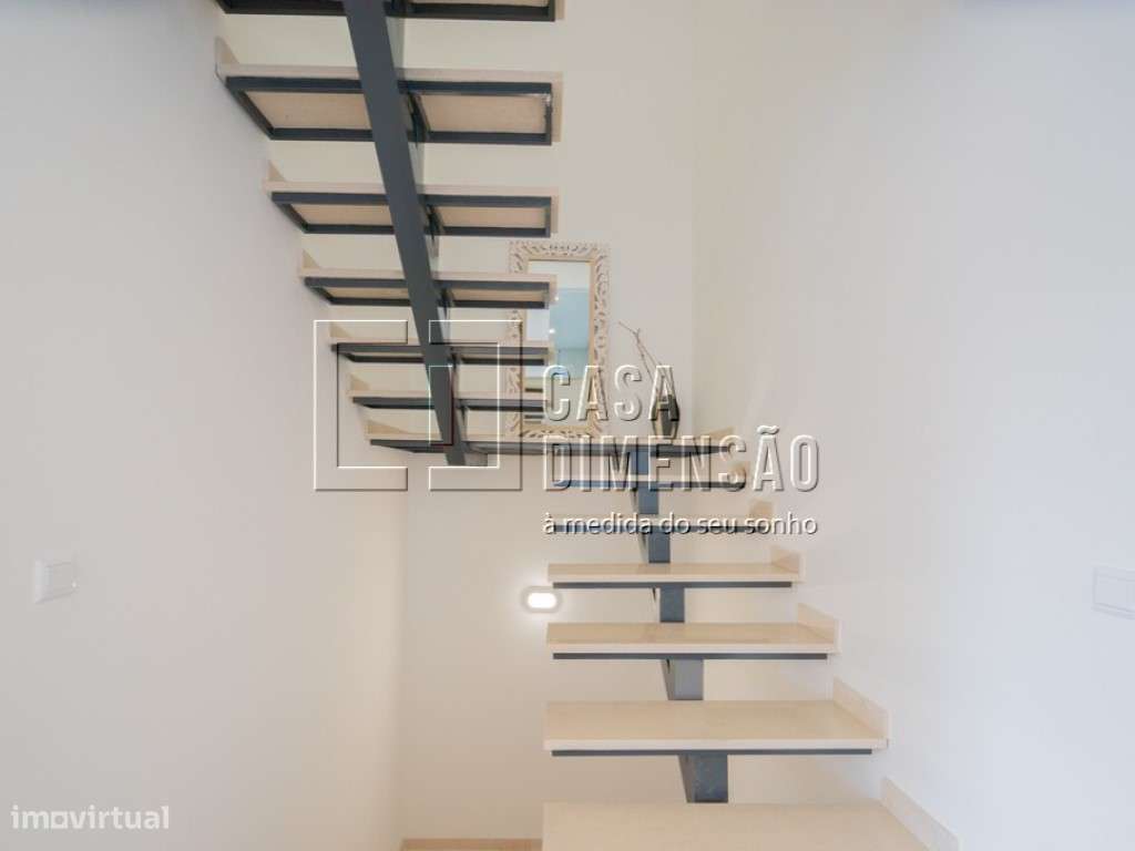 Moradia de tipologia T4+2 na melhor zona da Sobreda, com Piscina, G...-37