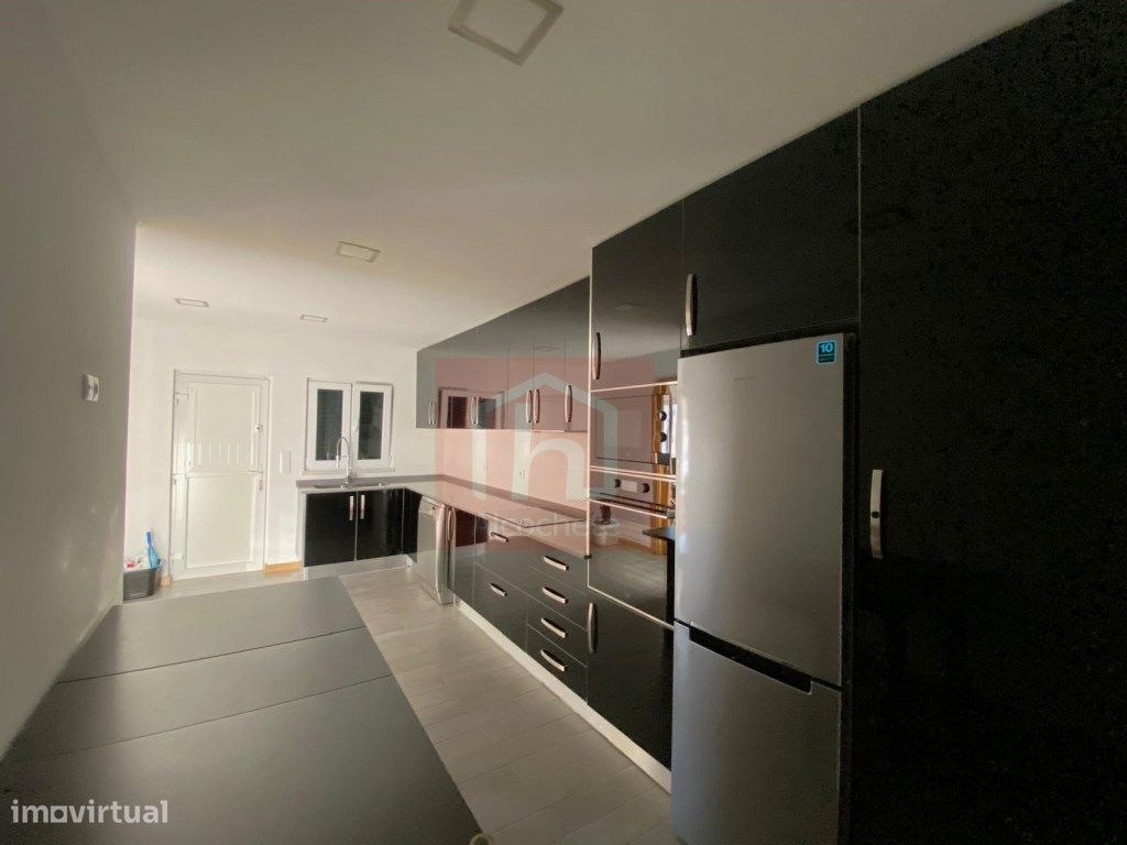 Moradia T4+1 geminada com Piscina, Terraços e Garagem - Atalaia, Mo... - Grande imagem: 1/37