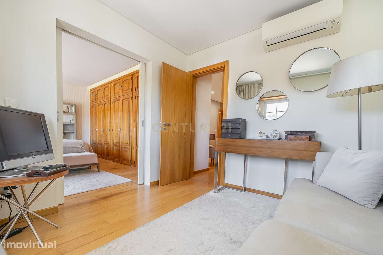 Moradia de Luxo T4 com Piscina e Jardim em Alvalade-35