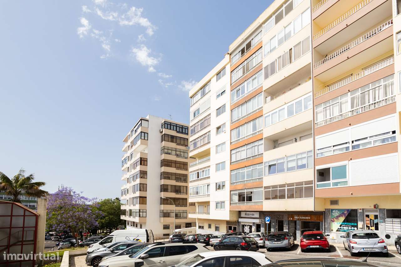 Apartamento T2 Remodelado com Vista Desafogada sobre o Tejo no Centro-32