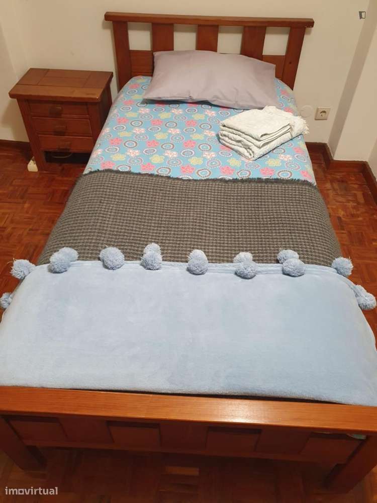 Quarto - localizado em Santo Ildefonso Porto - Grande imagem: 5/8