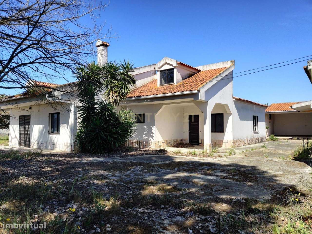 Quinta com 5000 m2  com moradia T4-9