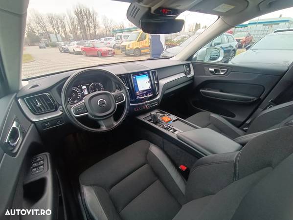 Volvo XC 60 B4 MHEV AT8 AWD Momentum Pro - 17