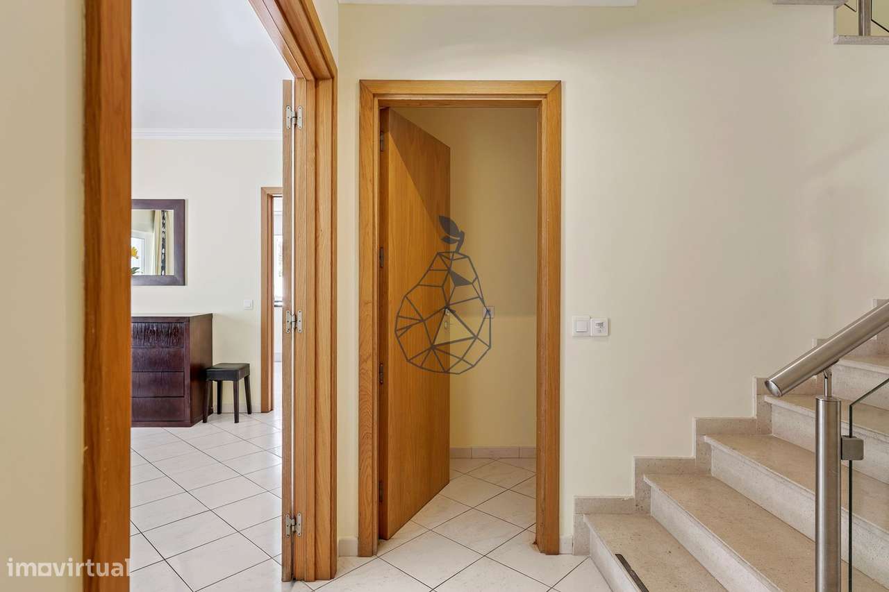 Moradia T5 com Piscina Privada, Jardim e 5 Suites em Montechoro, Albuf-53