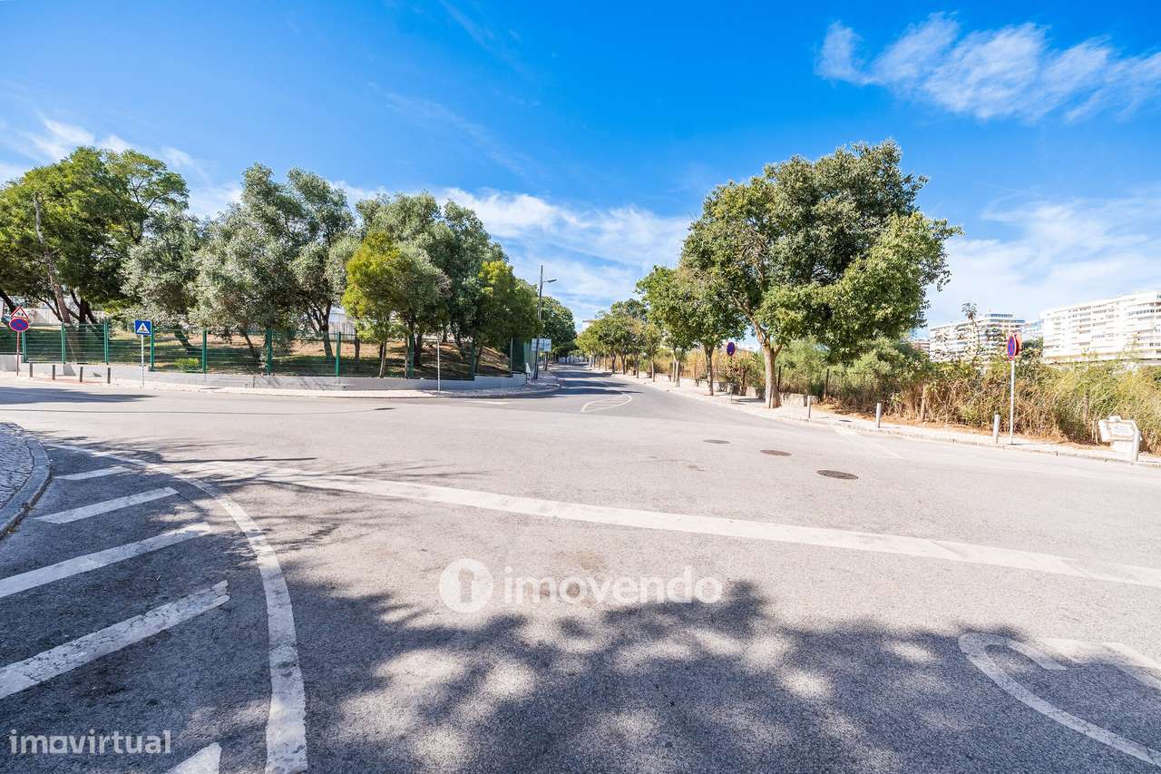 Apartamento T2 com garagem em condomínio com jardim, Paço de Arcos-39