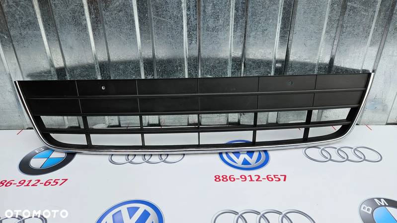 VW Tiguan Lift 5N0 2011- Atrapa zderzaka Kratka środkowa zderzaka z chromem 5N0853677E - 1