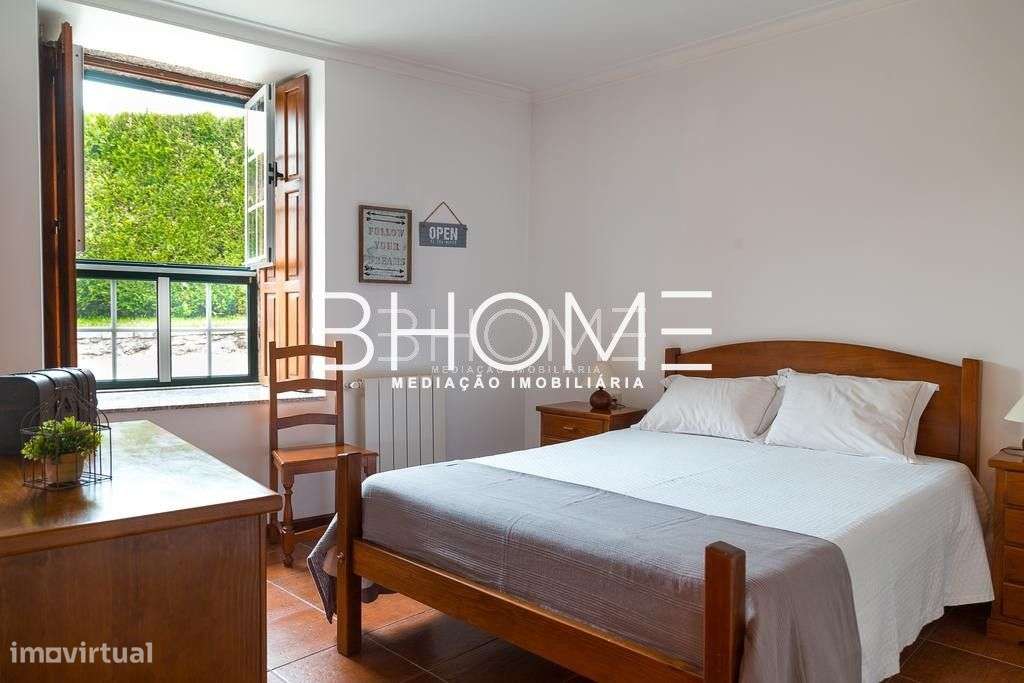 Propriedade com Casa em Pedra, T6, com piscina e campo de jogos-15