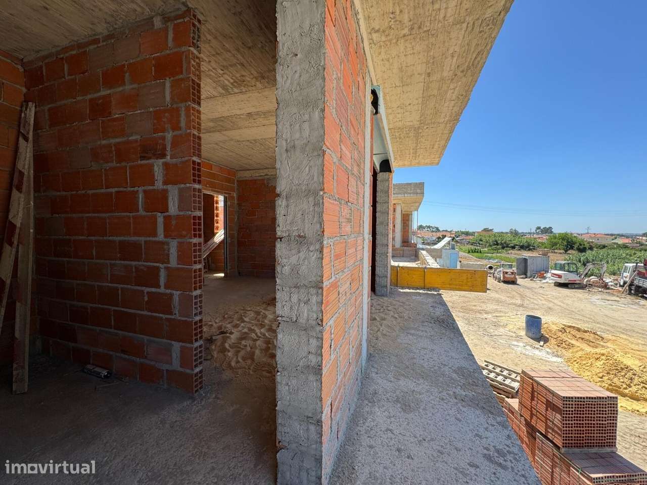 Nova Moradia T4 com Piscina na Vila de Azeitão-13