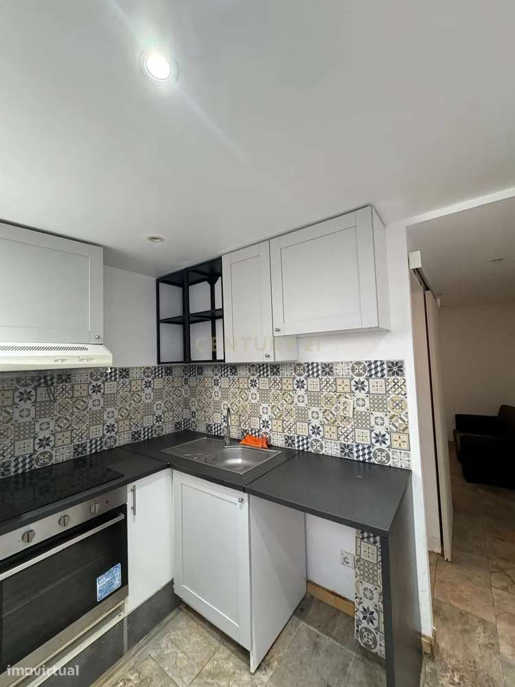 T2 Renovado no centro do Porto – Acesso direto a pátio + arrumo com lu-21