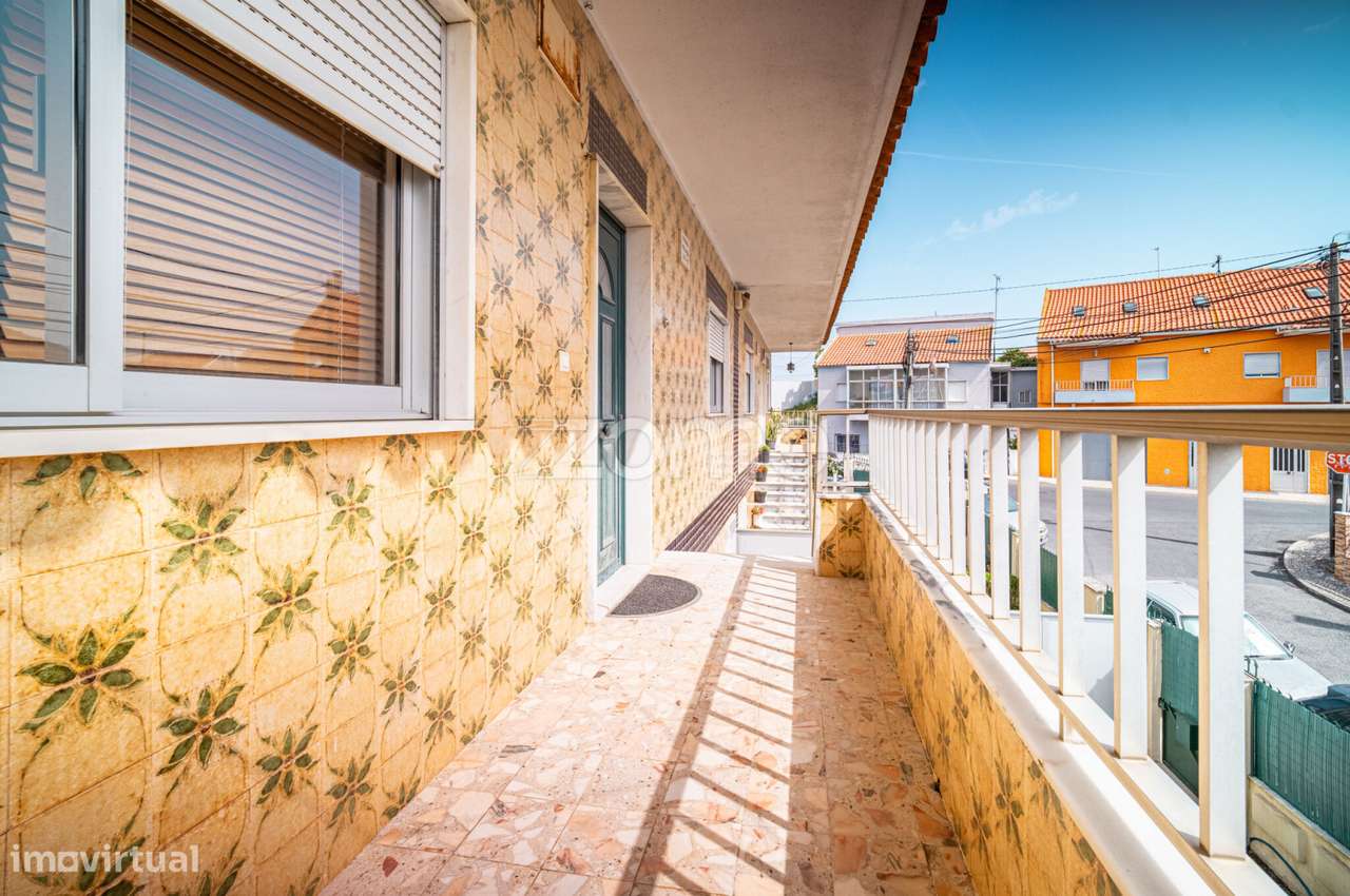 Moradia Geminada T4 com Jardim e Garagem em Zona Tranquila de Camarate-10