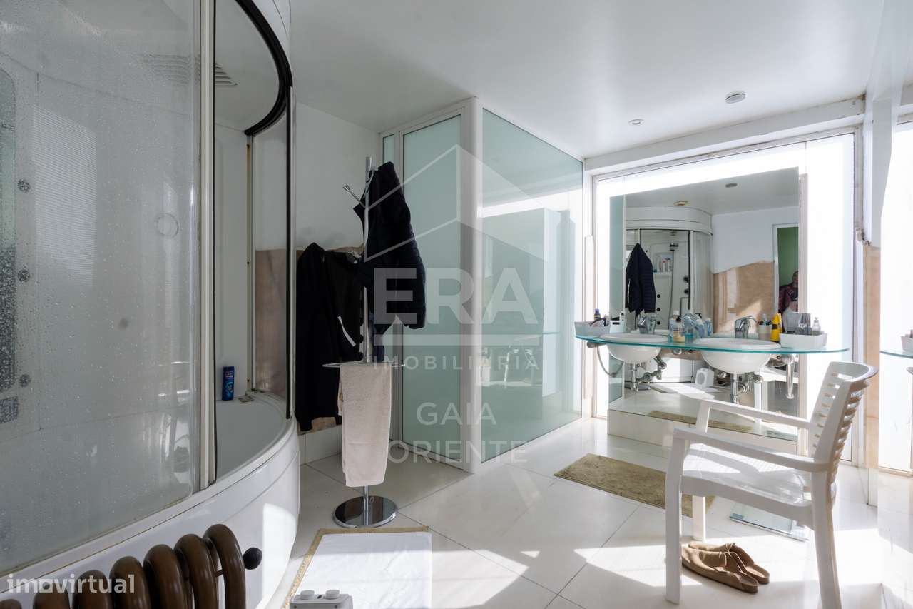 Moradia T8 com jardim e piscinas em Miramar-37