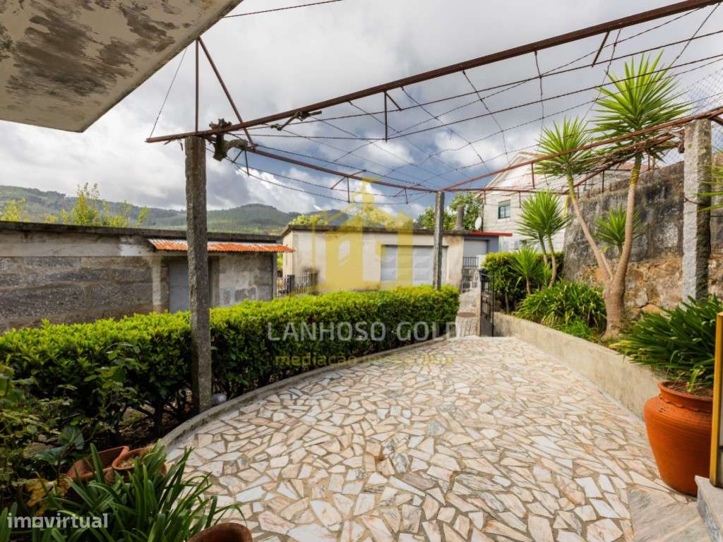 Moradia T6 em Lanhoso - Espaço, Conforto e Versatilidade-29