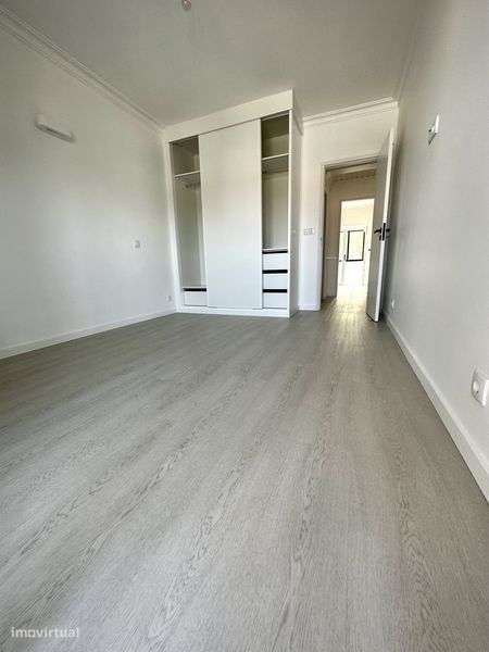 Apartamento T2 renovado em São João do Estoril - Grande imagem: 4/8