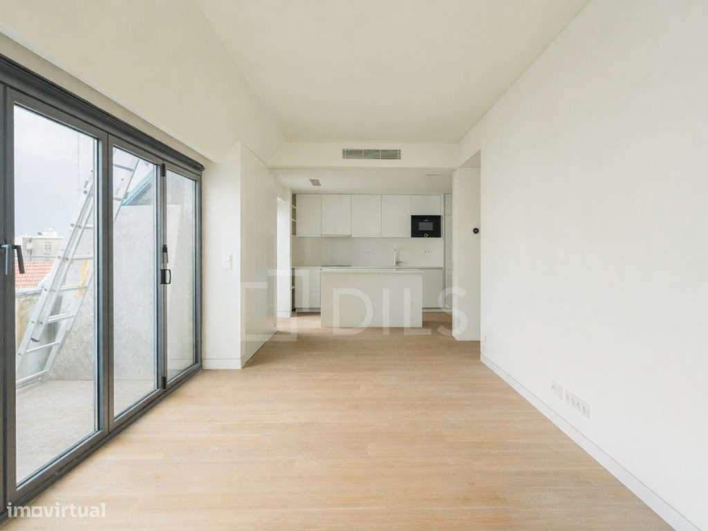 Penthouse T3 com varanda ampla e garagem privada, em Lisboa-18