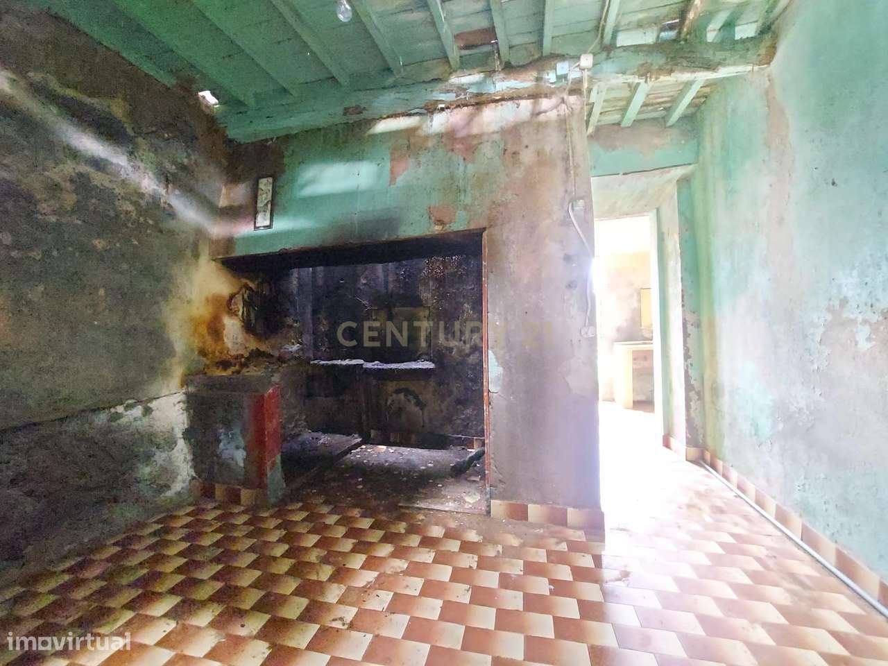 Uma Ruína com Duas Frentes Potencial Único – Centro Histórico da Ribei - Grande imagem: 5/14