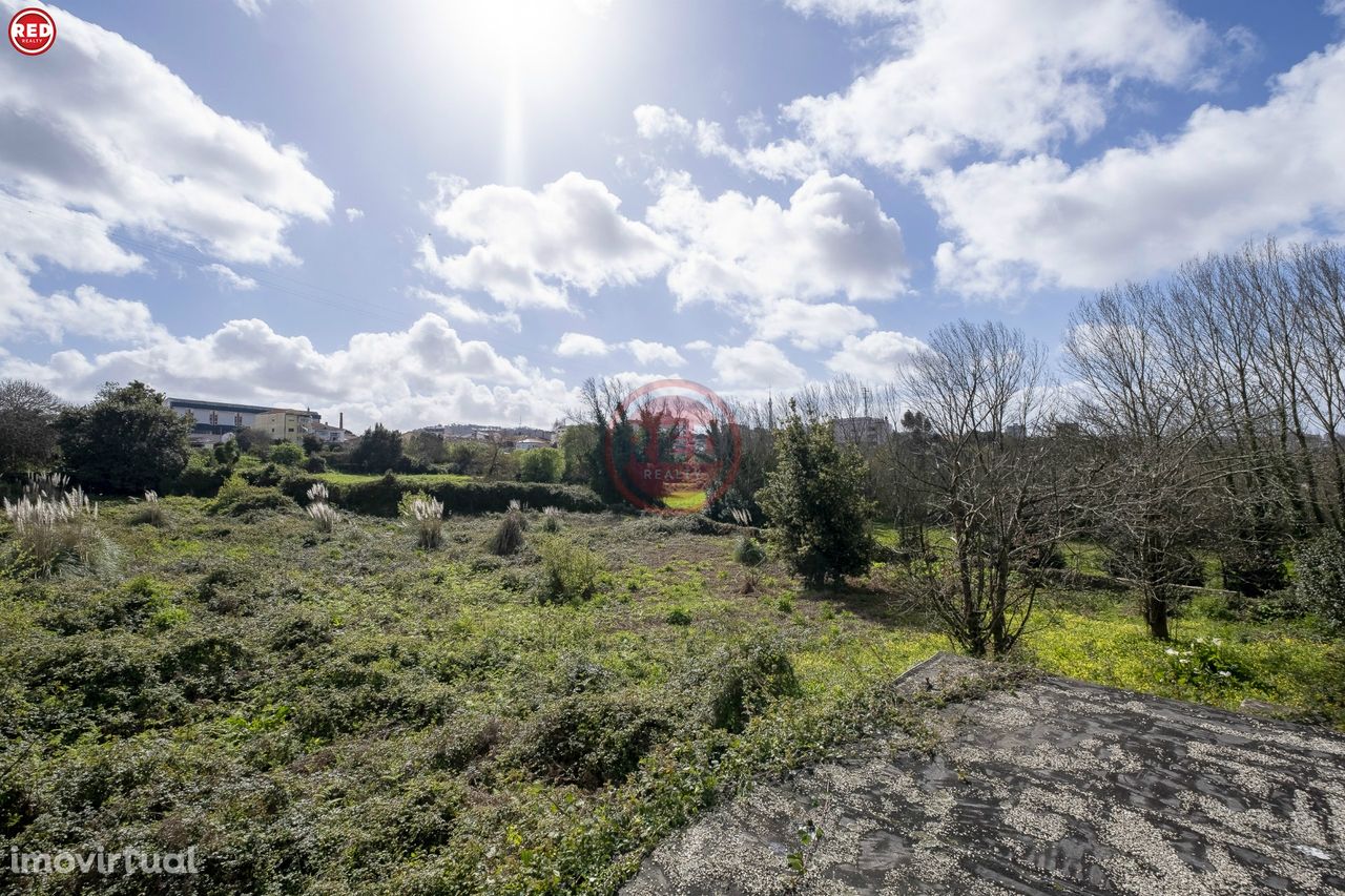 Terreno p/ construção no centro de Oliveira do Douro