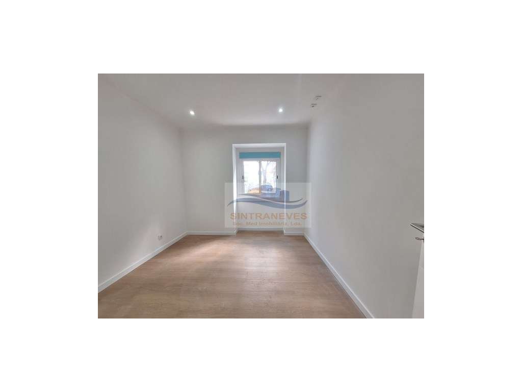 Excelente T2 Totalmente Remodelado na Mina de Água-9