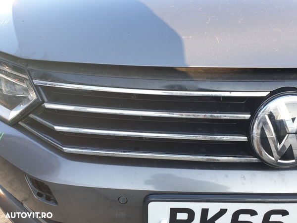 Grila cu Sigla Emblema de pe Bara Spoiler Fata Volkswagen Passat B8 2014 - 2019 [C3913] - 2