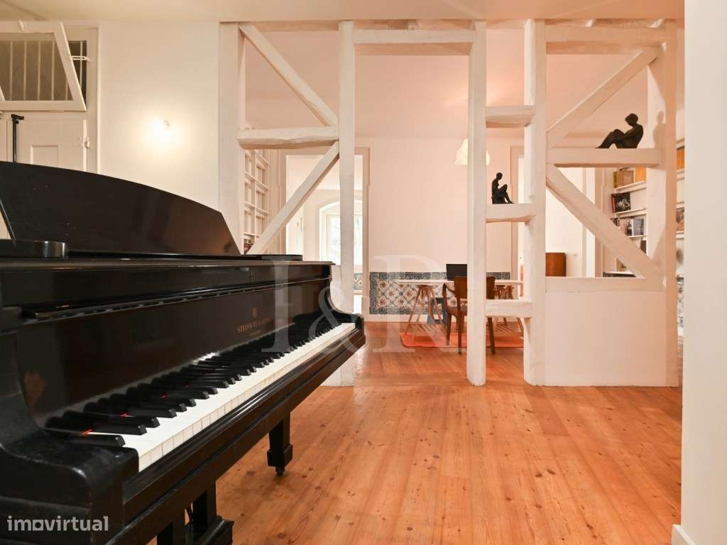 Apartamento T3 renovado no centro histórico de Lisboa-15