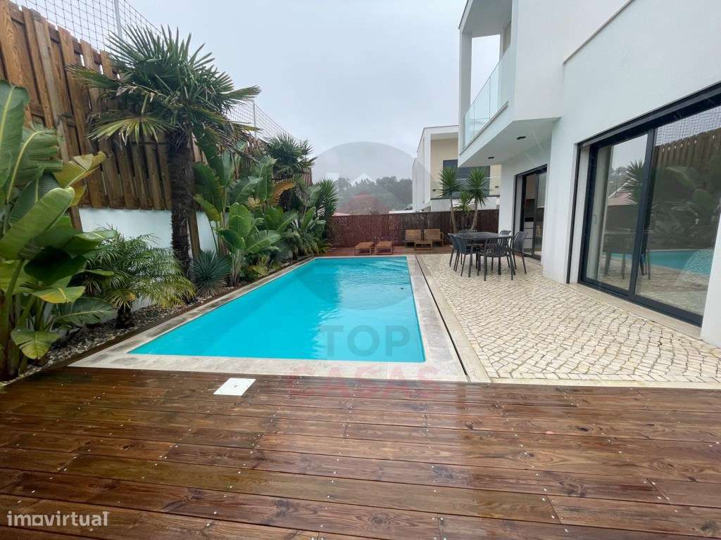 Moradia de arquitectura moderna com piscina privada-40