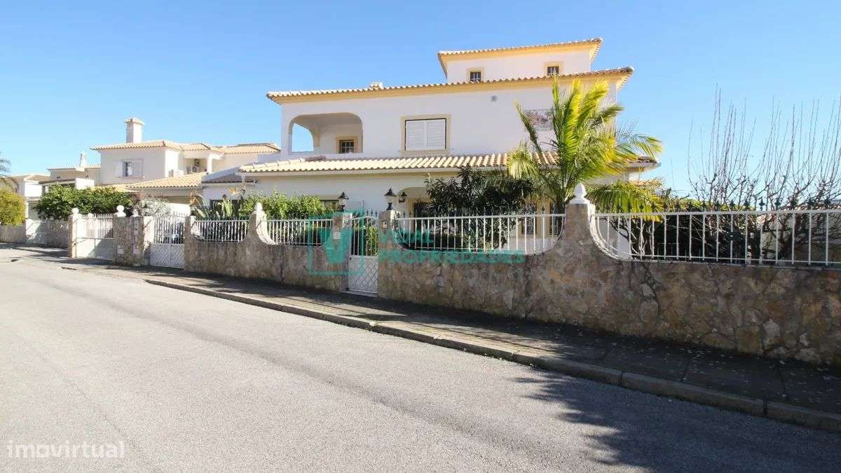 Moradia T7 com piscina e garagem em Loulé - Grande imagem: 2/50