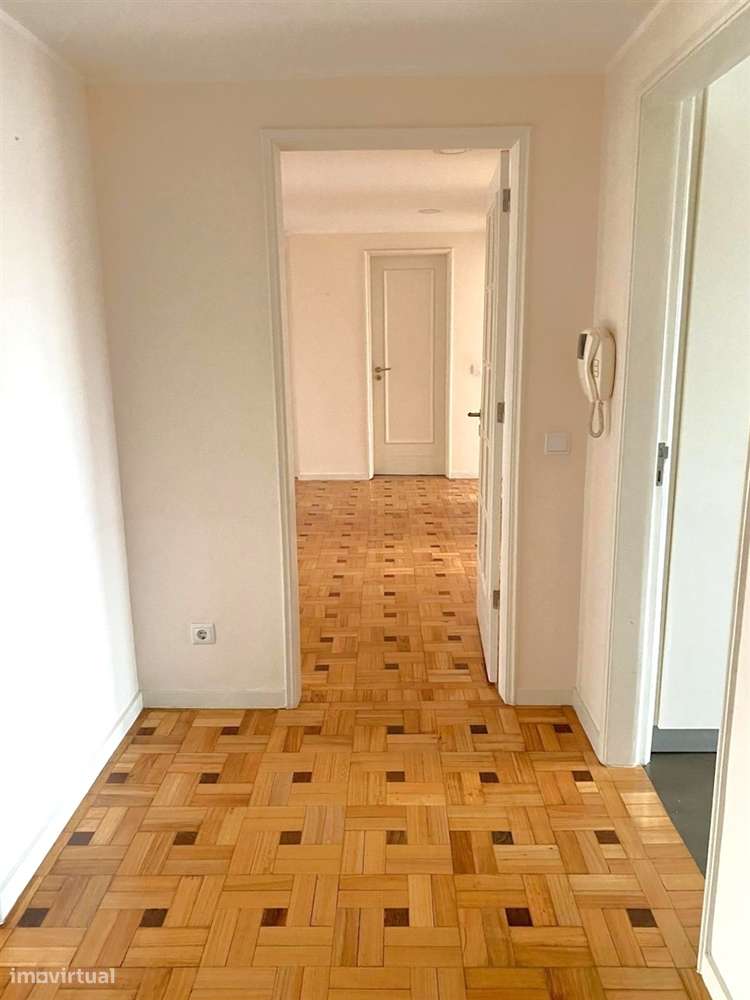 Apartamento T4 c/ varanda renovado à Av. da Boavista-11