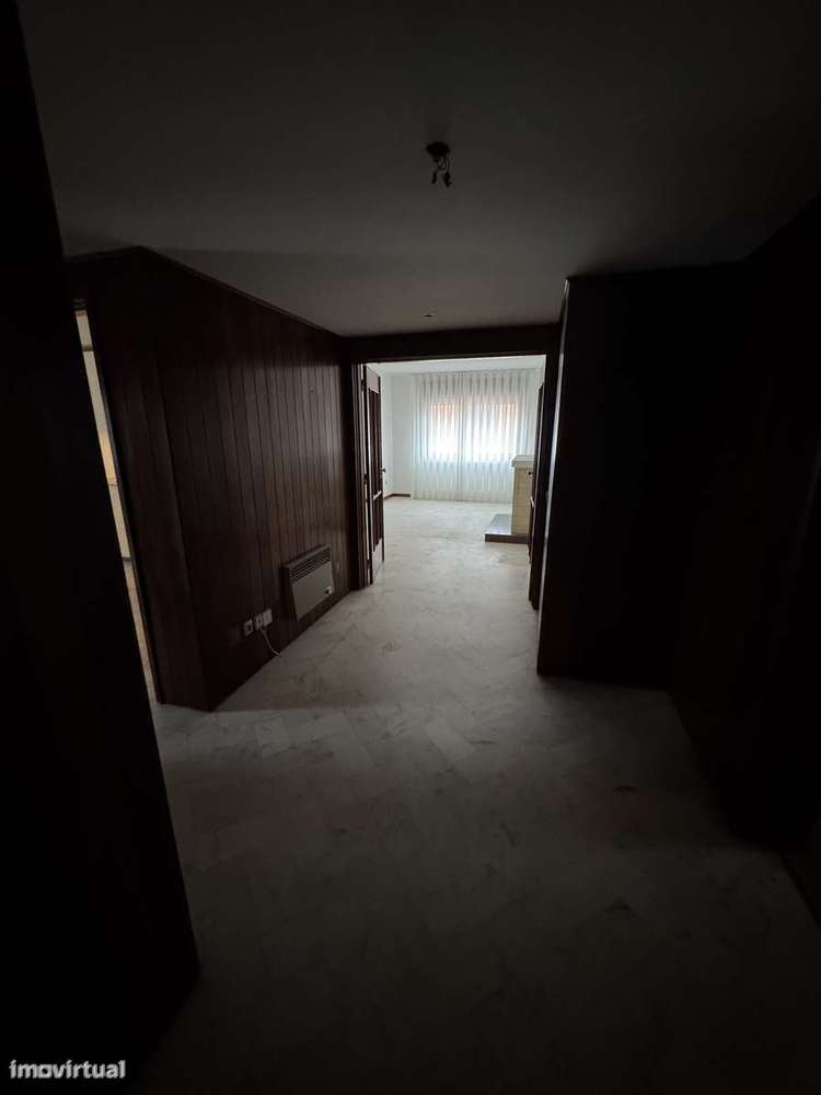 T4 com varanda, garagem e excelente localização - Grande imagem: 4/19