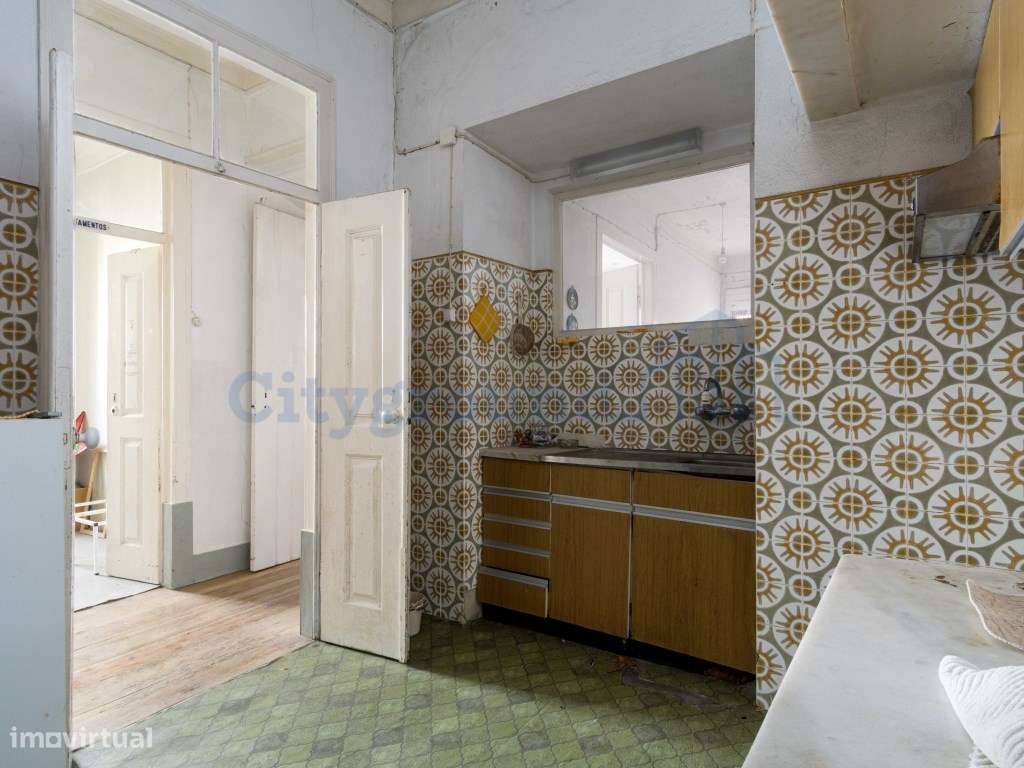 Prédio para renovar junto à praia de São Martinho do Porto-12