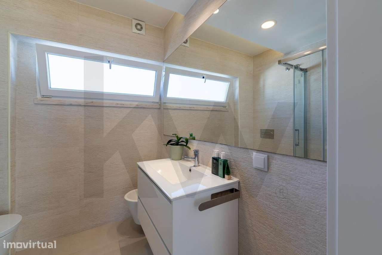 T2 Remodelado com Excelente Exposição Solar no Laranjeiro e Feijó, Alm-23