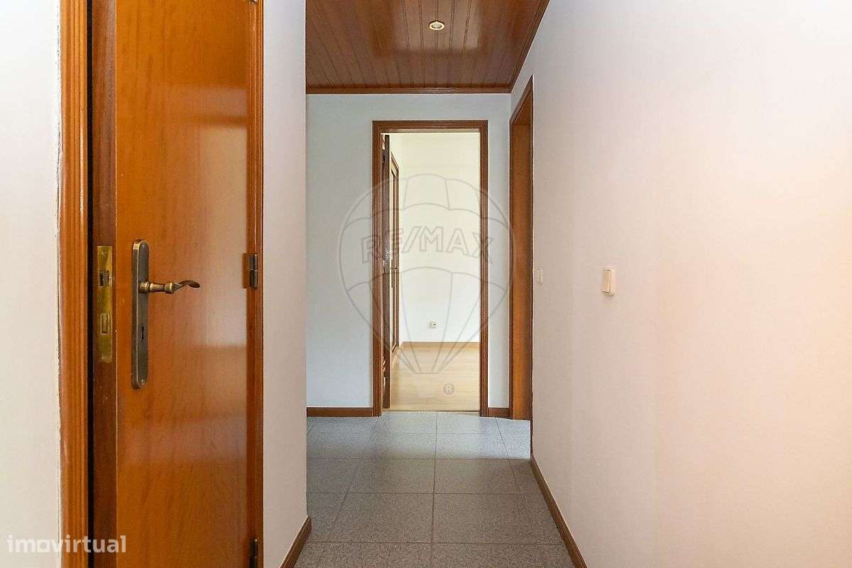 Apartamento T2 com Arrecadação em Paio Pires-20