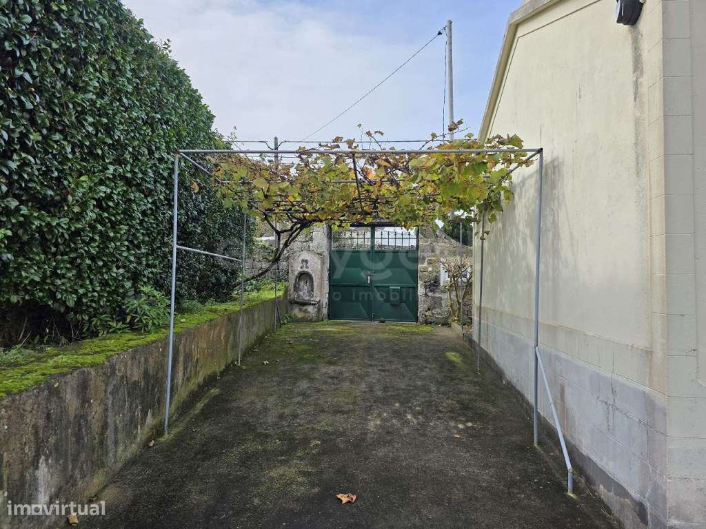 Moradia T3 nas Capelas com Terreno com Viabilidade de Construção-5