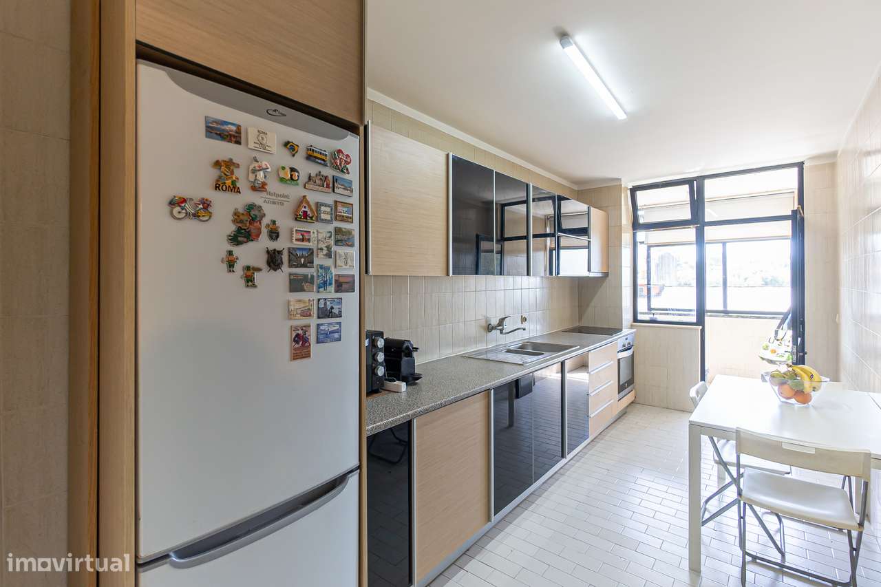 Apartamento T2 com varanda e garagem fechada em Mafamude-14