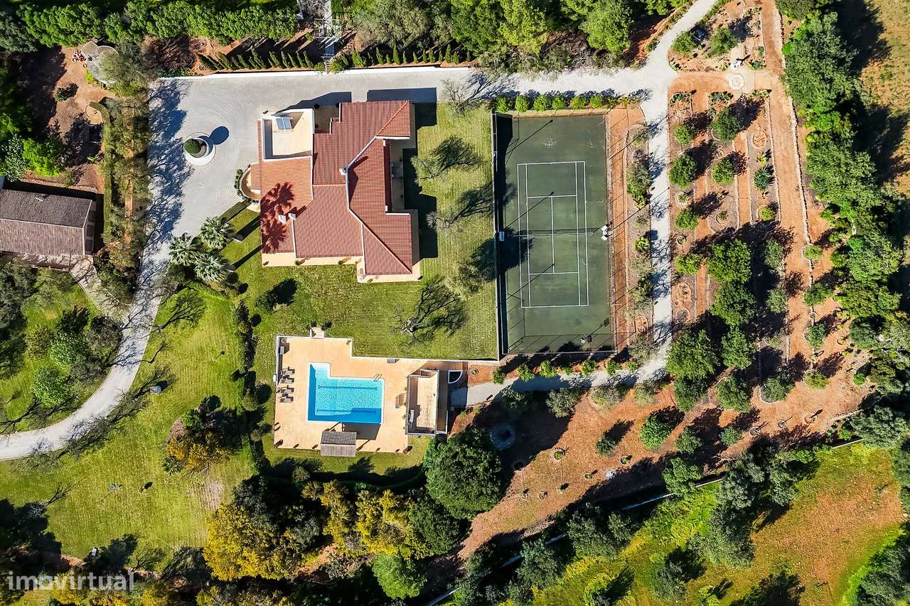 Moradia de luxo com piscina, anexo, campo de ténis  e jardim-49