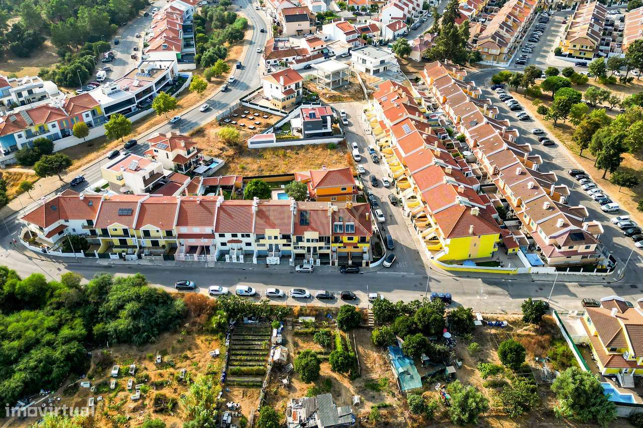 Moradia em Banda T3+1 com quintal e garagem em Zona Tranquila – Bacelo-35