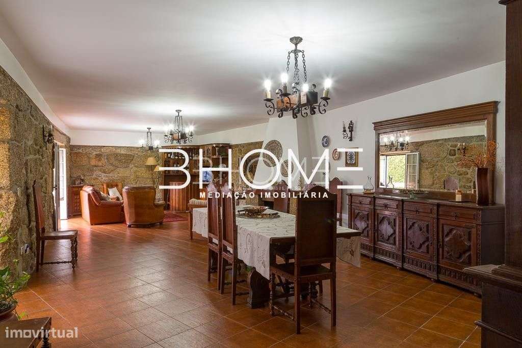 Propriedade com Casa em Pedra, T6, com piscina e campo de jogos-11