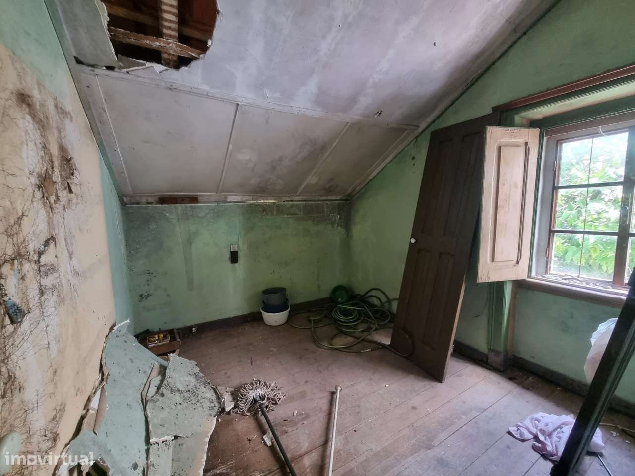 Moradia de dois pisos para remodelar - centro da Amadora-9