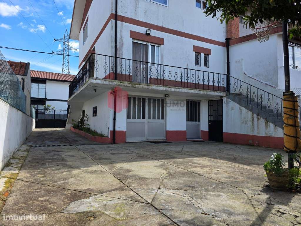 Moradia T3 de três frentes, com três pisos, anexos e garagem, inser...-26