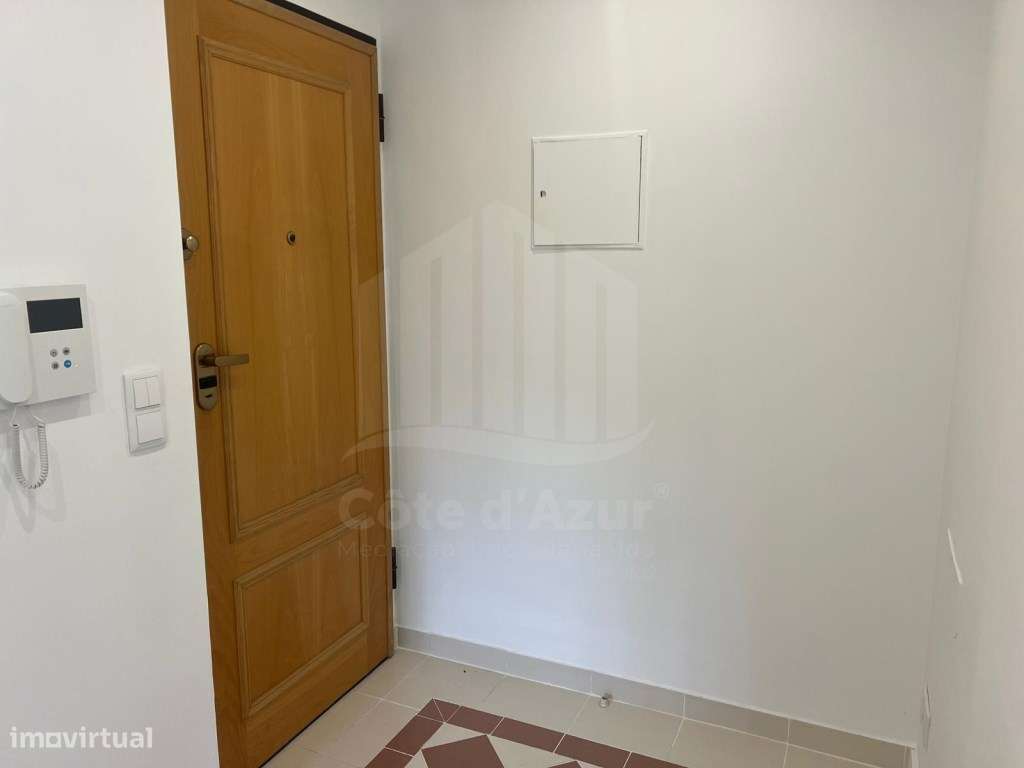 Apartamento T3 Parque da Paz no Feijó com Arrecadação e duas Varandas.-15